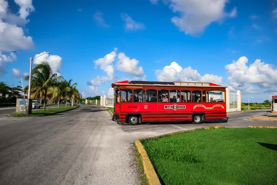 Cozumel: City Trolley Tour - Getting to the Plaza Maya trolley booth near Puerta Maya Pier