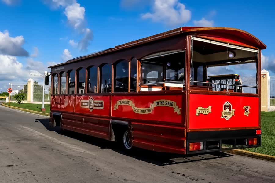 Cozumel: City Trolley Tour - Main square shop time, from cheerful crafts to perfumes and jewelry