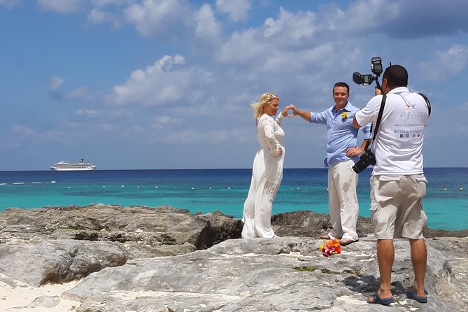 Deluxe Photography Session - One hour on Cozumel’s coast, with a pro holding the camera and the plan