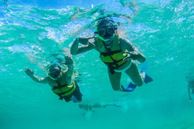 Luxury Cozumel Catamaran: Snorkel, Beach Club & Relaxation - Timing, meeting point, and the one risk you should plan around